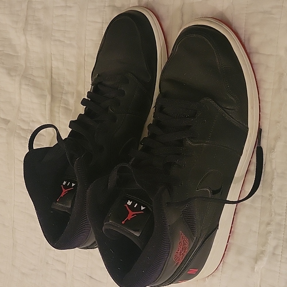Nike Air Jordan 1 Mid 'Black Red'